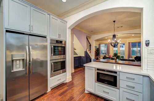 Houston Centrally Located w/ Backyard Pool Retreat