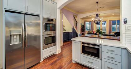 Houston Centrally Located w/ Backyard Pool Retreat