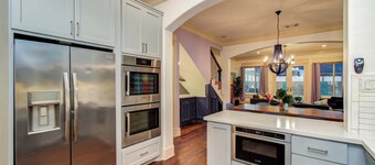Houston Centrally Located w/ Backyard Pool Retreat