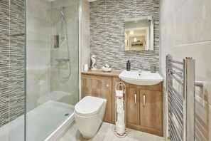 Suihku, hiustenkuivaaja, pyyhkeet