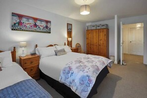 2 makuuhuonetta, silitysrauta/-lauta, ilmainen Wi-Fi, vuodevaatteet