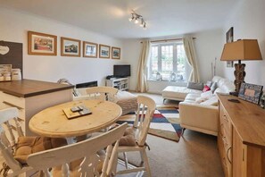 Televisio, DVD-soitin, työhuone