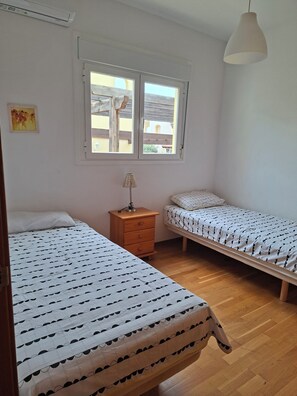 3 slaapkamers, een strijkplank/strijkijzer, wifi, beddengoed