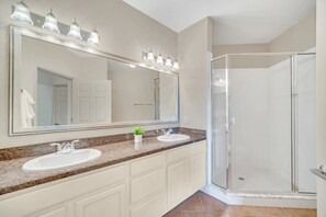 Bathtub, free toiletries, hair dryer, towels - Upstay Pet Friendly Condo 6 Minutes from Disney (Winter Garden)