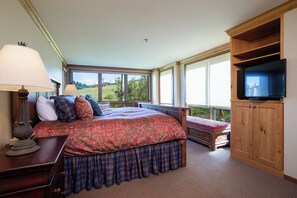 3 bedrooms, iron/ironing board, WiFi, bed sheets - CX121 | Updated Kitchen | Views | Ski In/Out | Winter Shuttle | Hot Tub | Pool (Steamboat Springs)