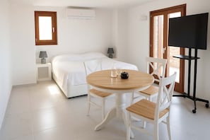 Strykejern/-brett, reiseseng for barn, wi-fi og sengetøy