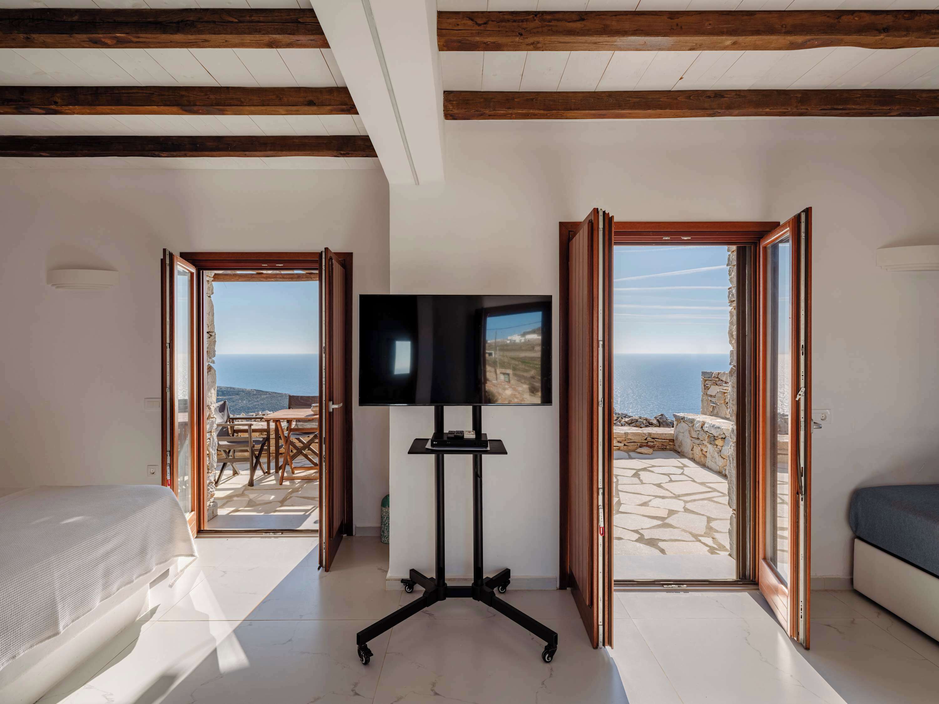 Tabla de planchar con plancha, cuna de viaje, wifi y ropa de cama 