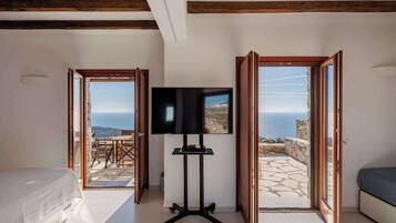 Tabla de planchar con plancha, cuna de viaje, wifi y ropa de cama