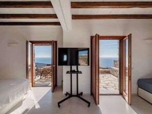Iron/ironing board, WiFi, bed sheets - Folegandros Moniasma Serenity - Livadaki Sunny Gem (Ano Meria)