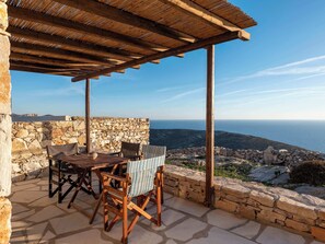 Outdoor dining - Folegandros Moniasma Serenity - Livadaki Sunny Gem (Ano Meria)