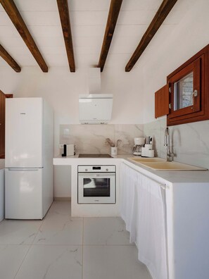 ثلاجة، فرن، ماكينة لصنع القهوة/الشاي، محمصة خبز