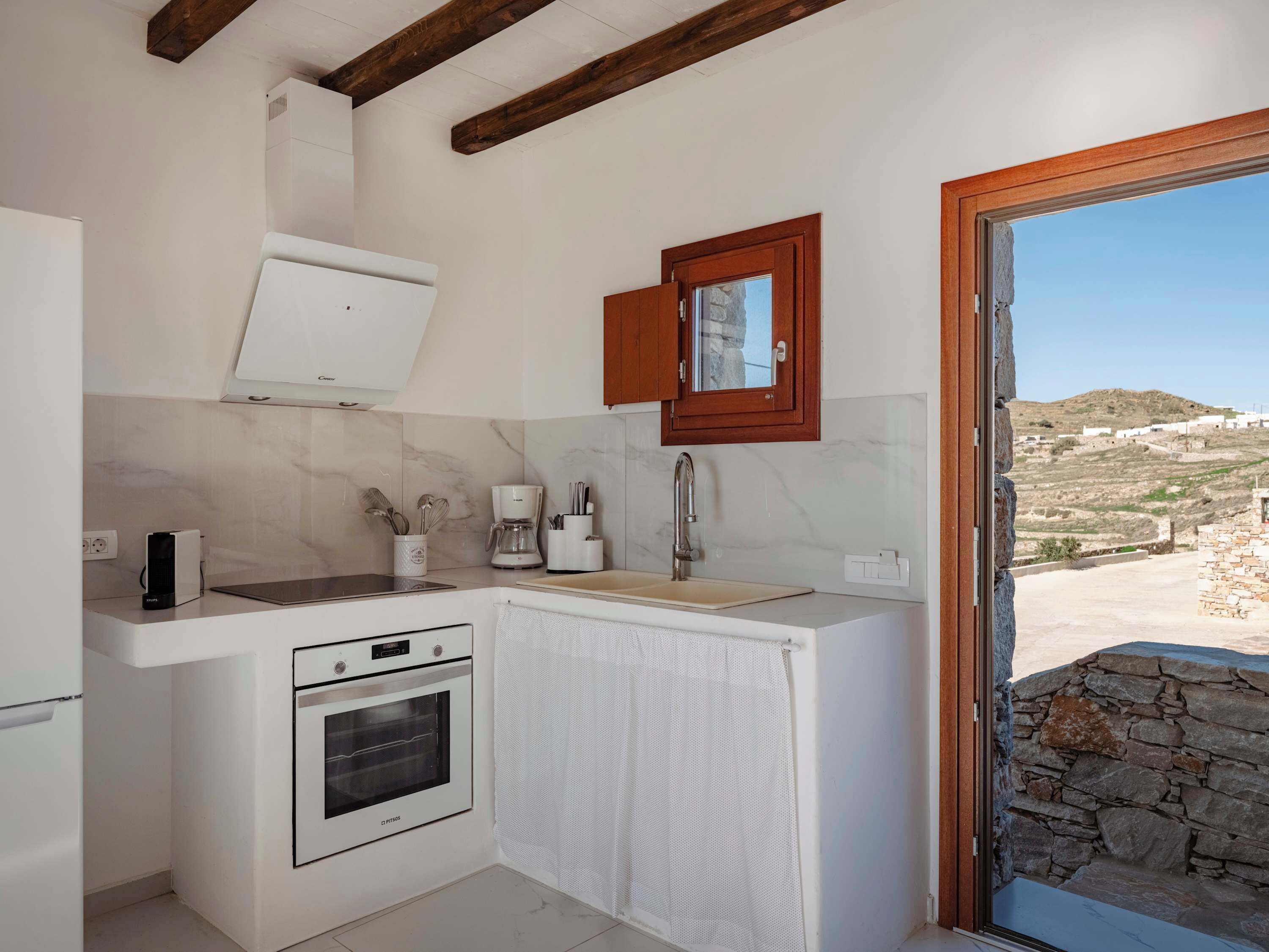 Fridge, oven, coffee/tea maker, toaster