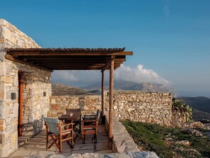 Outdoor dining - Folegandros Moniasma Serenity - Livadaki Sunny Gem (Ano Meria)