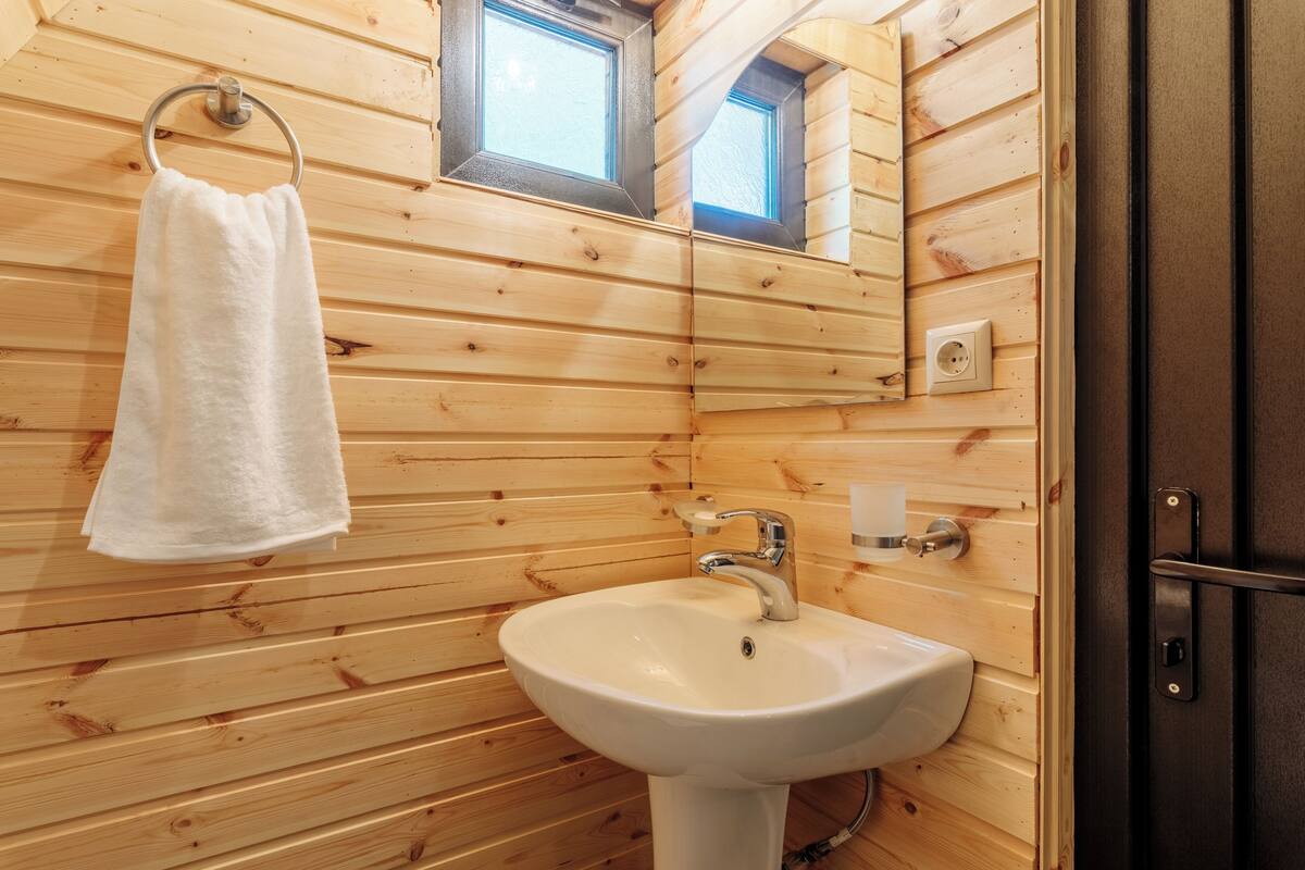 Kostenlose Toilettenartikel, Haartrockner, BademĂ€ntel, HandtĂŒcher