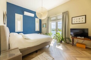 5 bedrooms, desk, iron/ironing board, WiFi