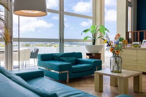 Een televisie en een kantoor