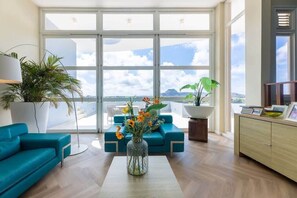 Een televisie en een kantoor