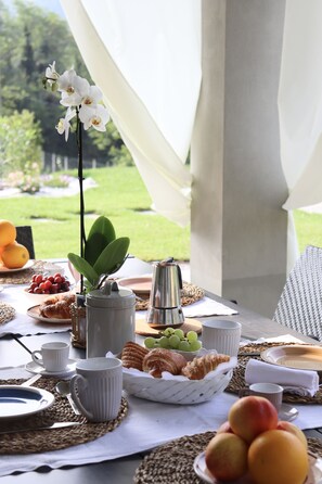 Outdoor dining - Villa Grassi with Private Pool (Piemonte)