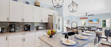 Kjøleskap, mikrobølgeovn, ovn og kokeplater