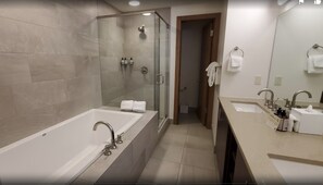 Een douche, een haardroger, handdoeken, zeep