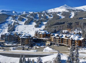 Grand Colorado Peak 8 Resort. Ski in & out. Perfect for couples or