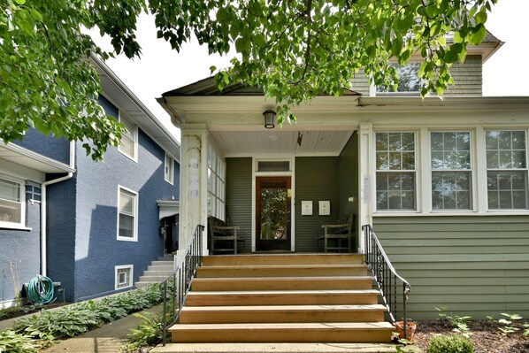 Exterior detail - Sleeps 12 Comfortably with 8 Bedrooms, 3 Full Bathrooms, 2 Kitchens and Parking (Oak Park)