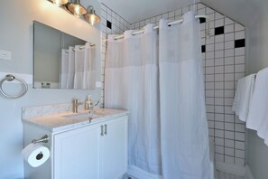 Haartrockner, Handtücher, Seife, Shampoo