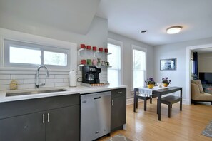 Interior - Sleeps 12 Comfortably with 8 Bedrooms, 3 Full Bathrooms, 2 Kitchens and Parking (Oak Park)