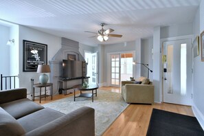 Smart TV, video games - Sleeps 12 Comfortably with 8 Bedrooms, 3 Full Bathrooms, 2 Kitchens and Parking (Oak Park)