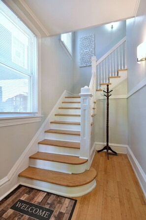 Interior - Sleeps 12 Comfortably with 8 Bedrooms, 3 Full Bathrooms, 2 Kitchens and Parking (Oak Park)