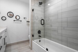 Dusche, Haartrockner, Handtücher
