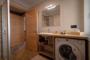 Sèche-cheveux, serviettes fournies