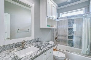 Secadora de cabello, toallas, papel de baño 