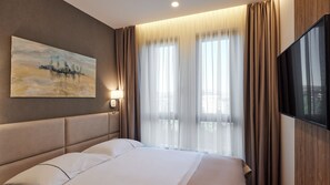Premium Two Bedroom Apartment | Bureau, rideaux d’obscurcissement, fer et planche à repasser