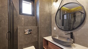 Premium Studio Apartment | バスルーム | シャワー、バスアメニティ (無料)、ヘアドライヤー、タオル