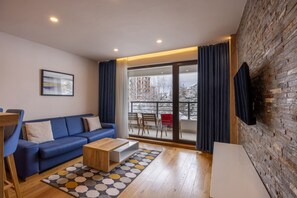 One Bedroom Apartment | Skrivbord, mörkläggningsgardiner och strykjärn/strykbräda