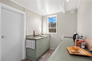 Kühlschrank, Toaster, Hochstuhl, Kochgeschirr/Geschirr/Besteck