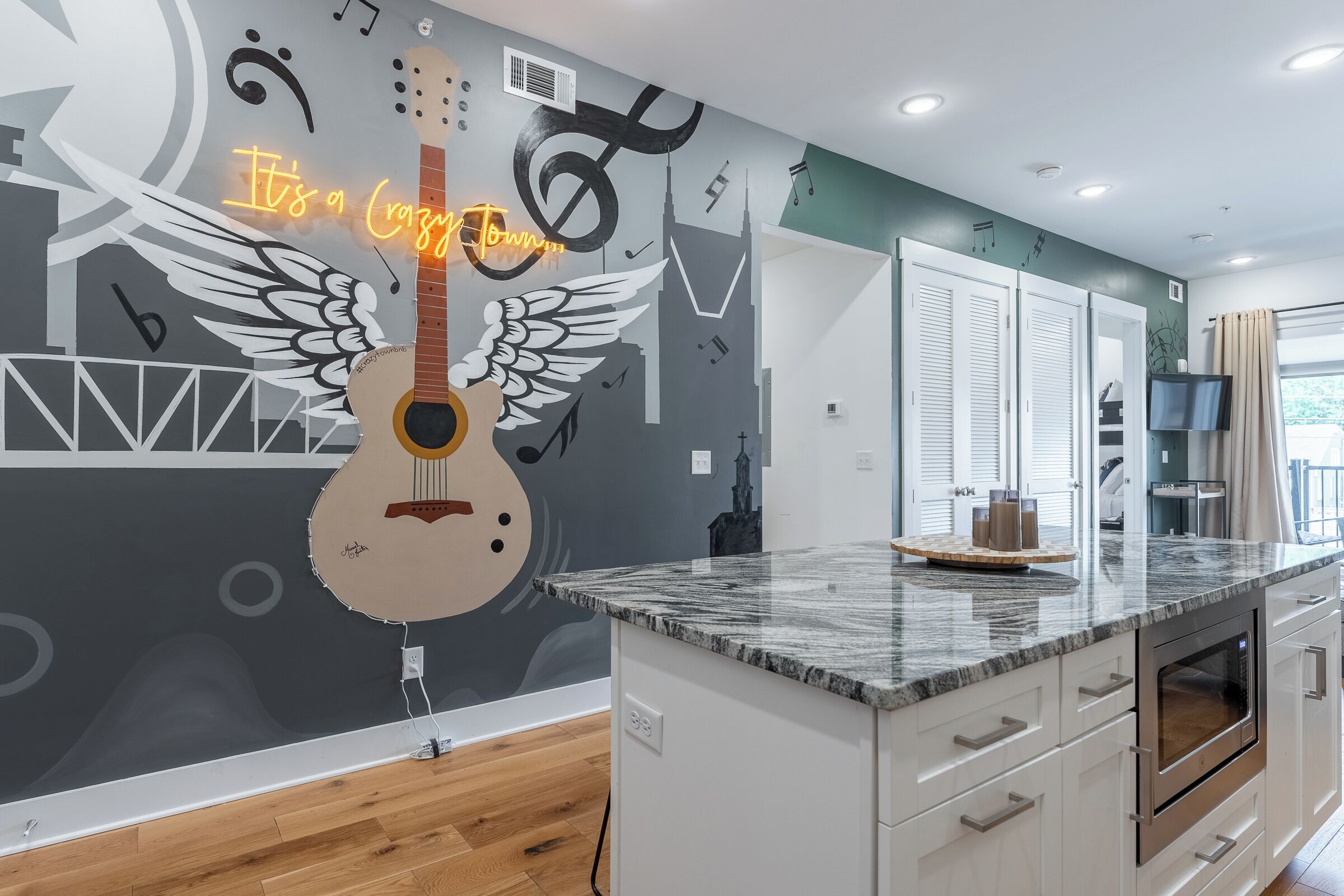 It's a Crazy Town - Condo w/Gym & Rooftop Near Downtown