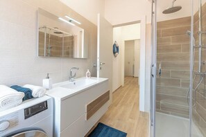 Shower, hair dryer, bidet, towels