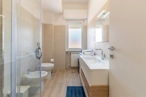 Douche, sèche-cheveux, bidet, serviettes fournies