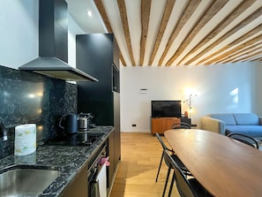 Fridge, microwave, oven, coffee/tea maker - Urban Flat 97 - Lovely Parisian Flat in Paris (París)