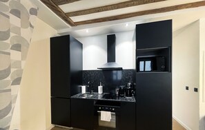 Réfrigérateur, micro-ondes, four, cafetière/bouilloire