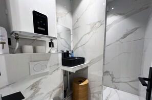 Shower, hair dryer, towels - Urban Flat 97 - Lovely Parisian Flat in Paris (París)