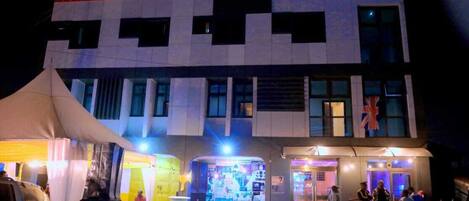 Executive Suite, 1 King Bed | Terrace/patio