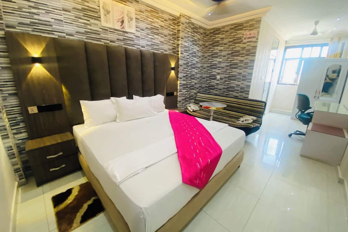 Executive Suite, 1 King Bed | Free WiFi, bed sheets