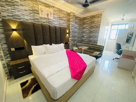 Executive Suite, 1 King Bed | Free WiFi, bed sheets