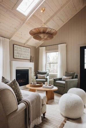 Smart TV, fireplace