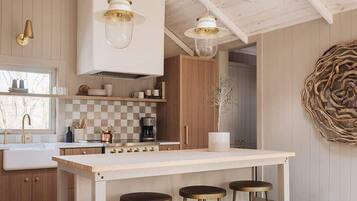 Køleskab, mikrobølgeovn, ovn, kogeplade