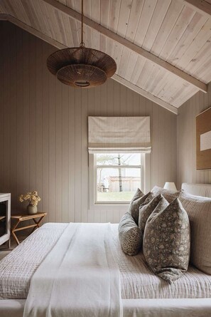 7 bedrooms, iron/ironing board, WiFi, bed sheets