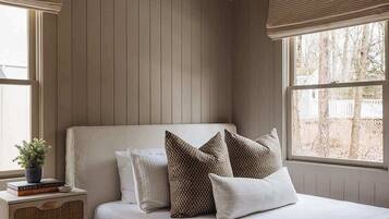 7 bedrooms, iron/ironing board, WiFi, bed sheets